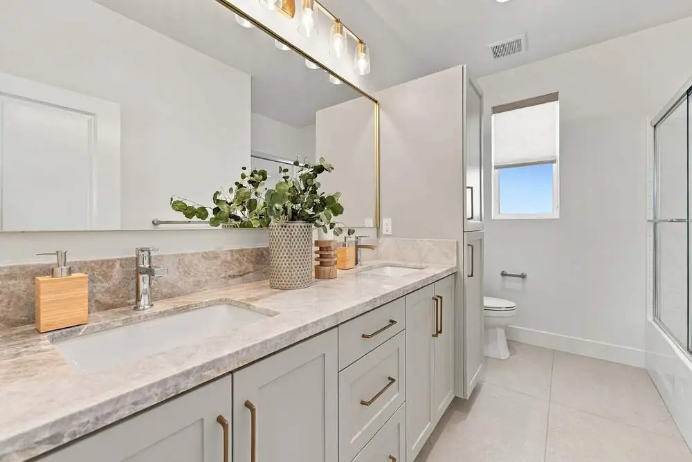 Hall bathroom in The Meridian