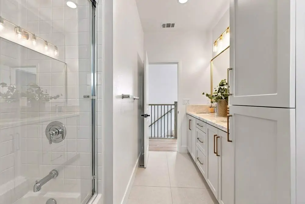 Hall bathroom in The Meridian
